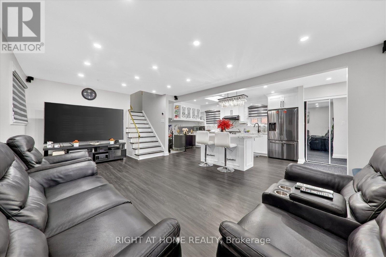 314 Morrish Road S, Toronto, ON - Indoor Photo Showing Living Room