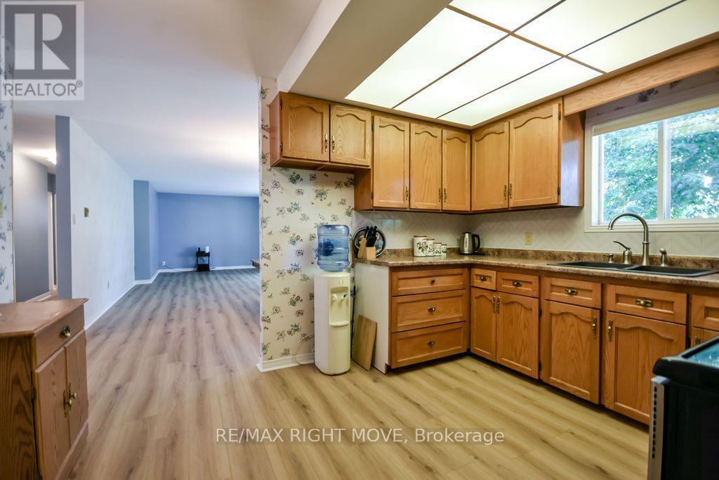 3263 Shoreview Drive, Severn, ON - Indoor Photo Showing Kitchen With Double Sink