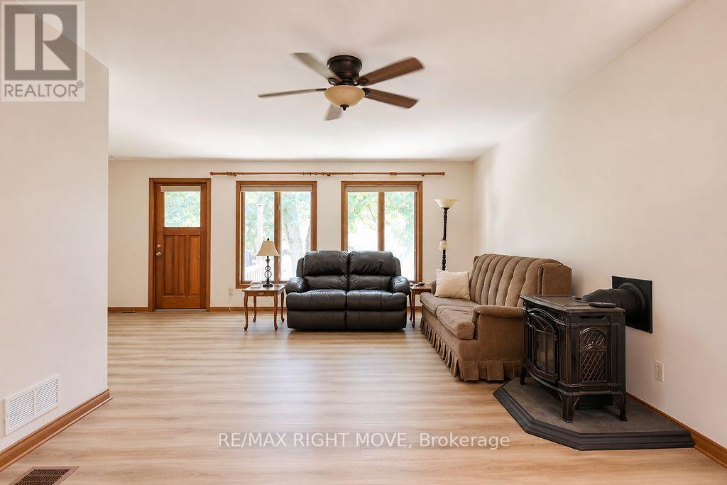 3263 Shoreview Drive, Severn, ON - Indoor Photo Showing Living Room