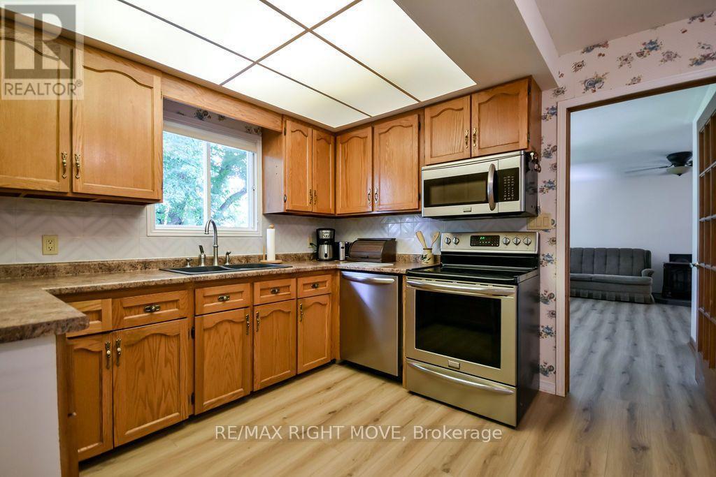 3263 Shoreview Drive, Severn, ON - Indoor Photo Showing Kitchen With Double Sink