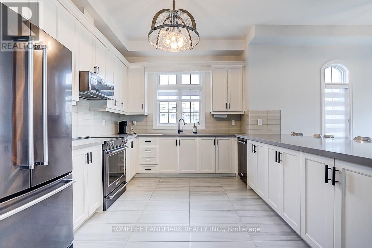 56 Botelho Circle, Aurora, ON - Indoor Photo Showing Kitchen