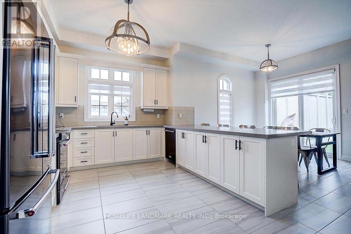 56 Botelho Circle, Aurora, ON - Indoor Photo Showing Kitchen