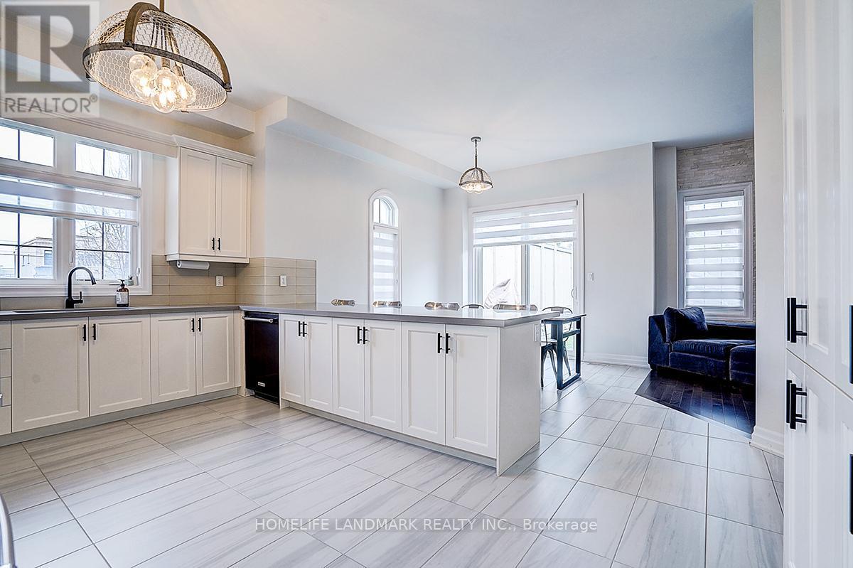56 Botelho Circle, Aurora, ON - Indoor Photo Showing Kitchen