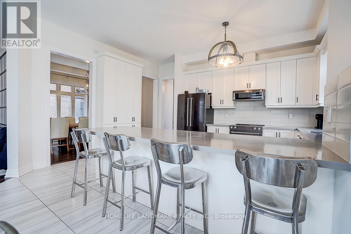 56 Botelho Circle, Aurora, ON - Indoor Photo Showing Kitchen With Double Sink