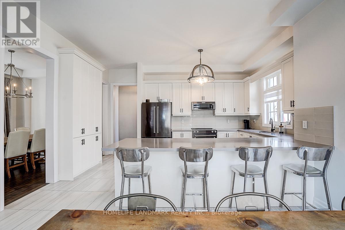 56 Botelho Circle, Aurora, ON - Indoor Photo Showing Kitchen With Upgraded Kitchen