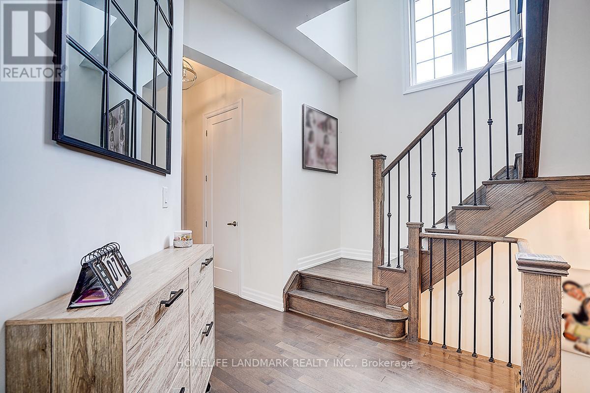 56 Botelho Circle, Aurora, ON - Indoor Photo Showing Other Room