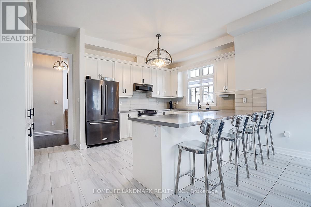 56 Botelho Circle, Aurora, ON - Indoor Photo Showing Kitchen With Upgraded Kitchen