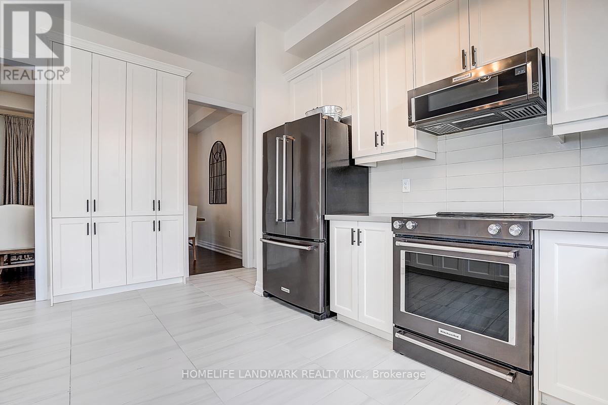 56 Botelho Circle, Aurora, ON - Indoor Photo Showing Kitchen