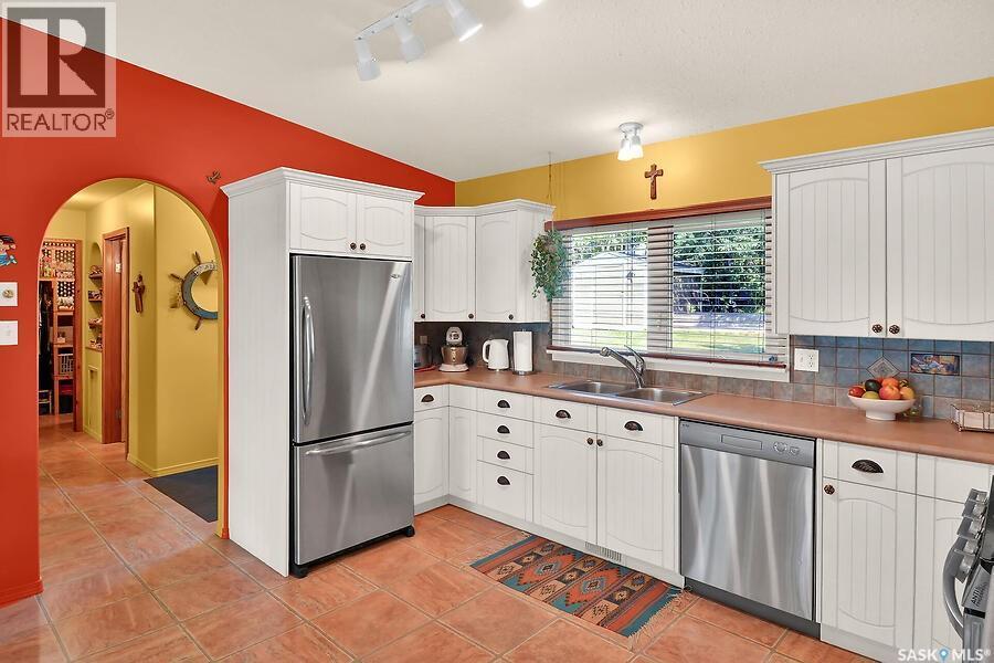 3316 Point Drive, Wakaw Lake, SK - Indoor Photo Showing Kitchen With Double Sink