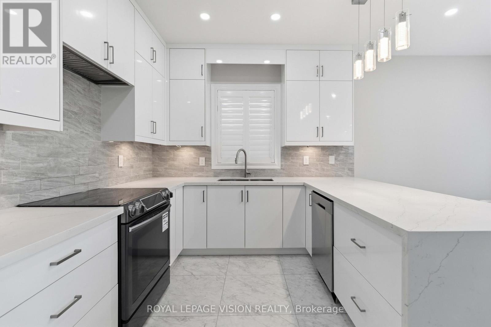 3859 Mcdowell Drive, Mississauga, ON - Indoor Photo Showing Kitchen With Upgraded Kitchen