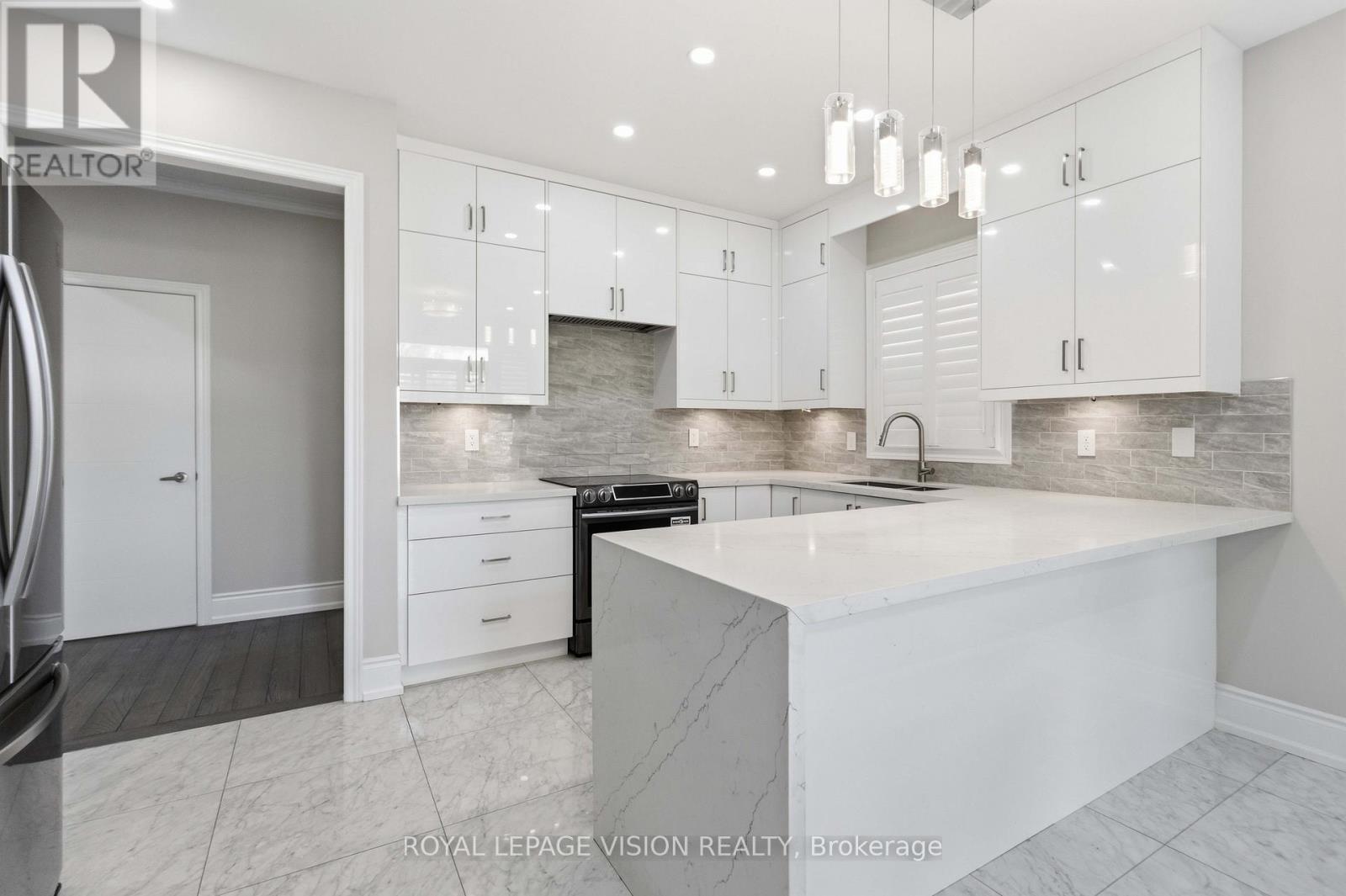 3859 Mcdowell Drive, Mississauga, ON - Indoor Photo Showing Kitchen With Upgraded Kitchen