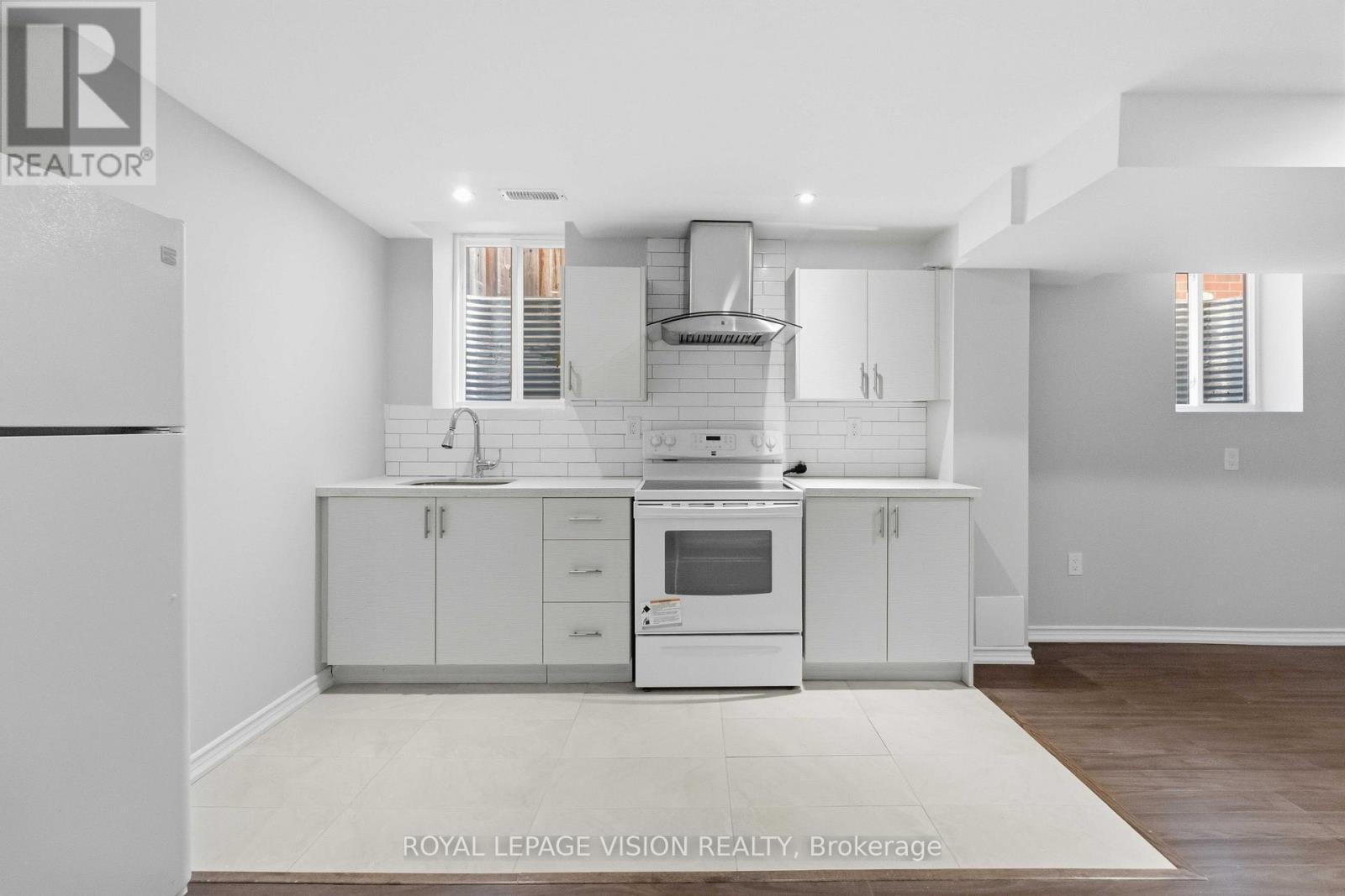 3859 Mcdowell Drive, Mississauga, ON - Indoor Photo Showing Kitchen