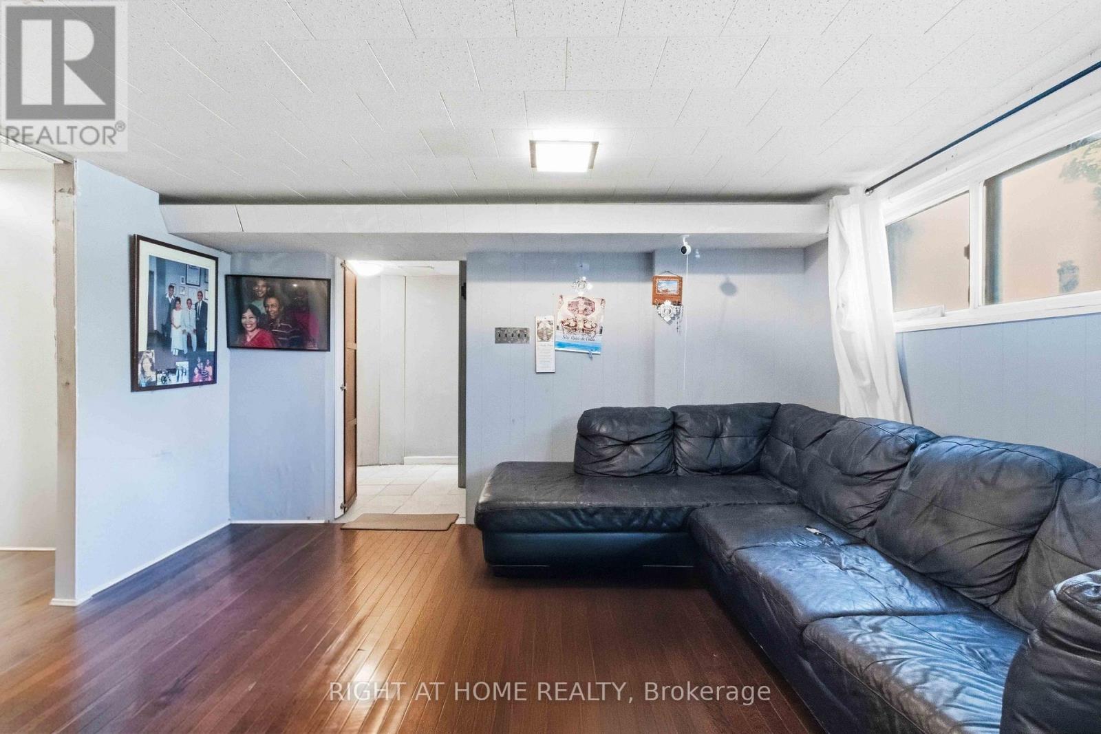 68 Barford Road, Toronto, ON - Indoor Photo Showing Living Room