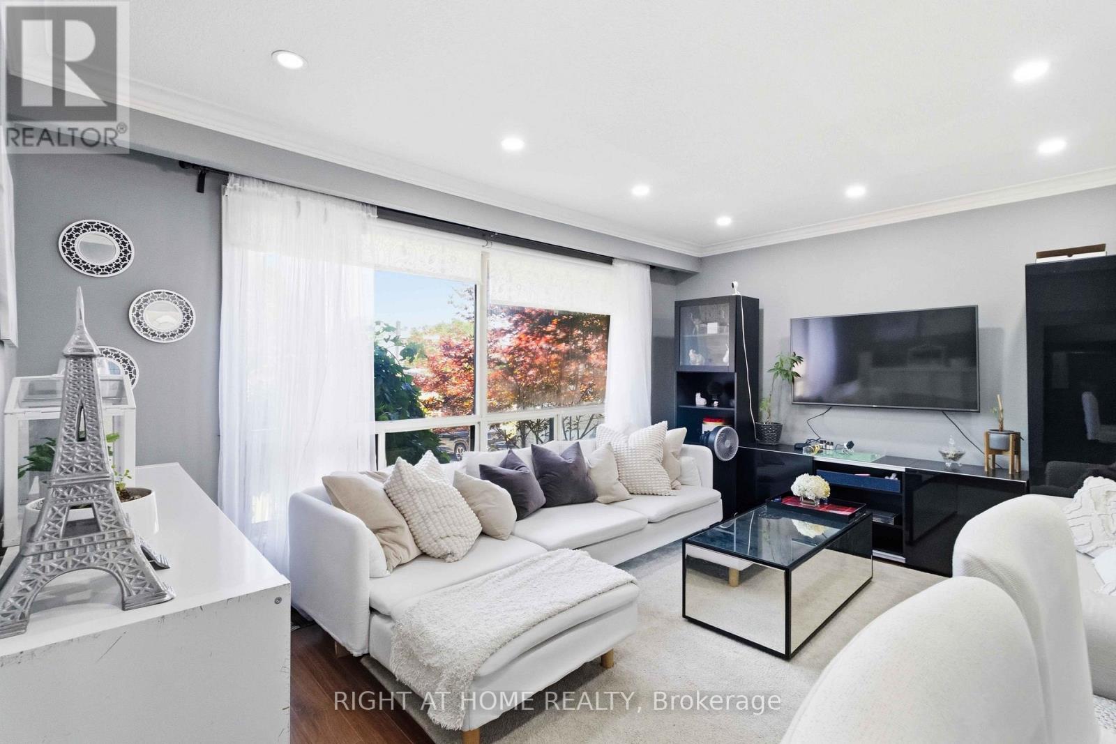 68 Barford Road, Toronto, ON - Indoor Photo Showing Living Room
