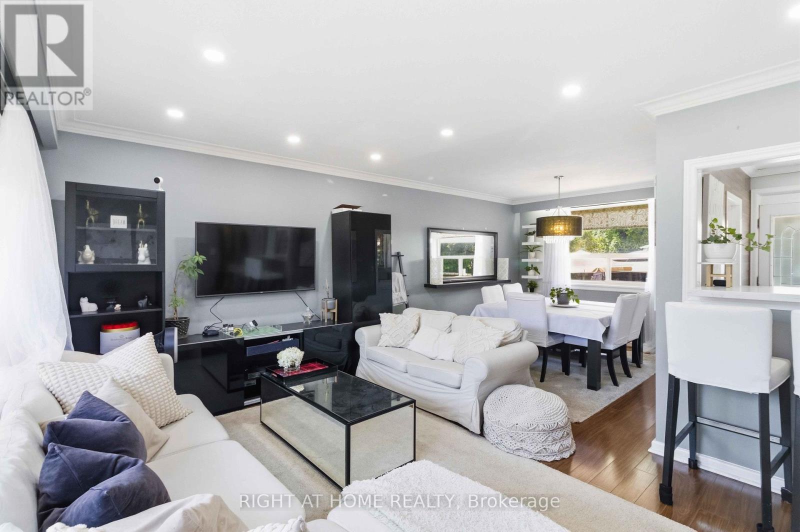 68 Barford Road, Toronto, ON - Indoor Photo Showing Living Room