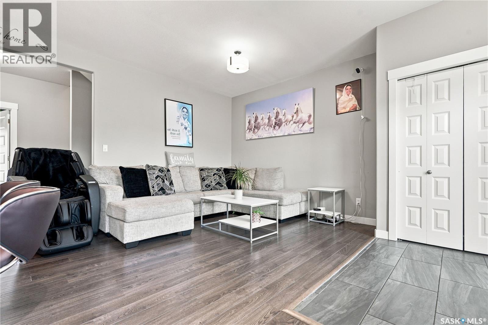 516 Kloppenburg Crescent, Saskatoon, SK - Indoor Photo Showing Living Room