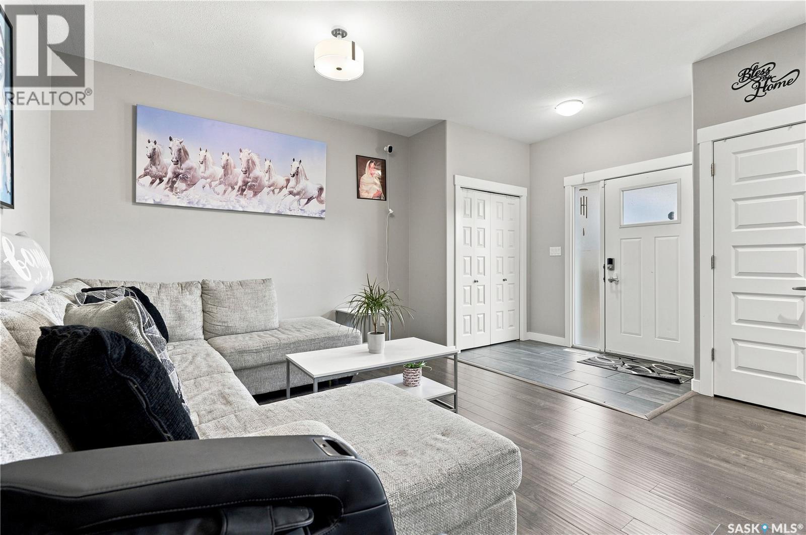 516 Kloppenburg Crescent, Saskatoon, SK - Indoor Photo Showing Living Room