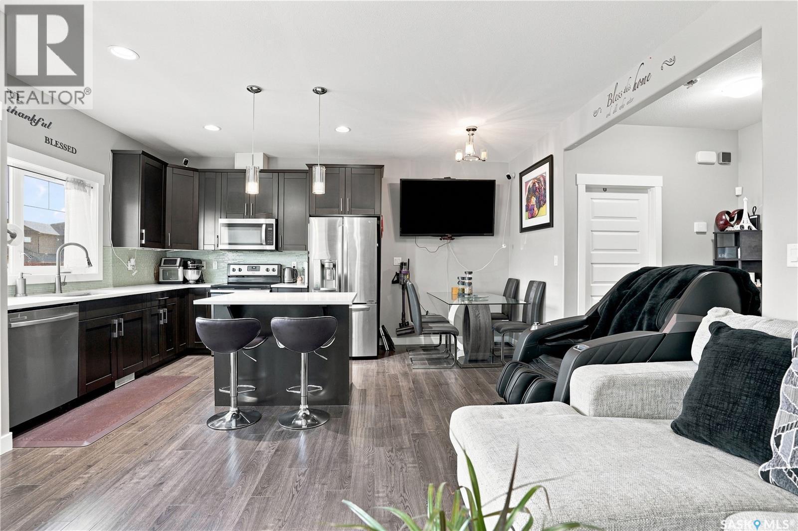516 Kloppenburg Crescent, Saskatoon, SK - Indoor Photo Showing Kitchen With Upgraded Kitchen