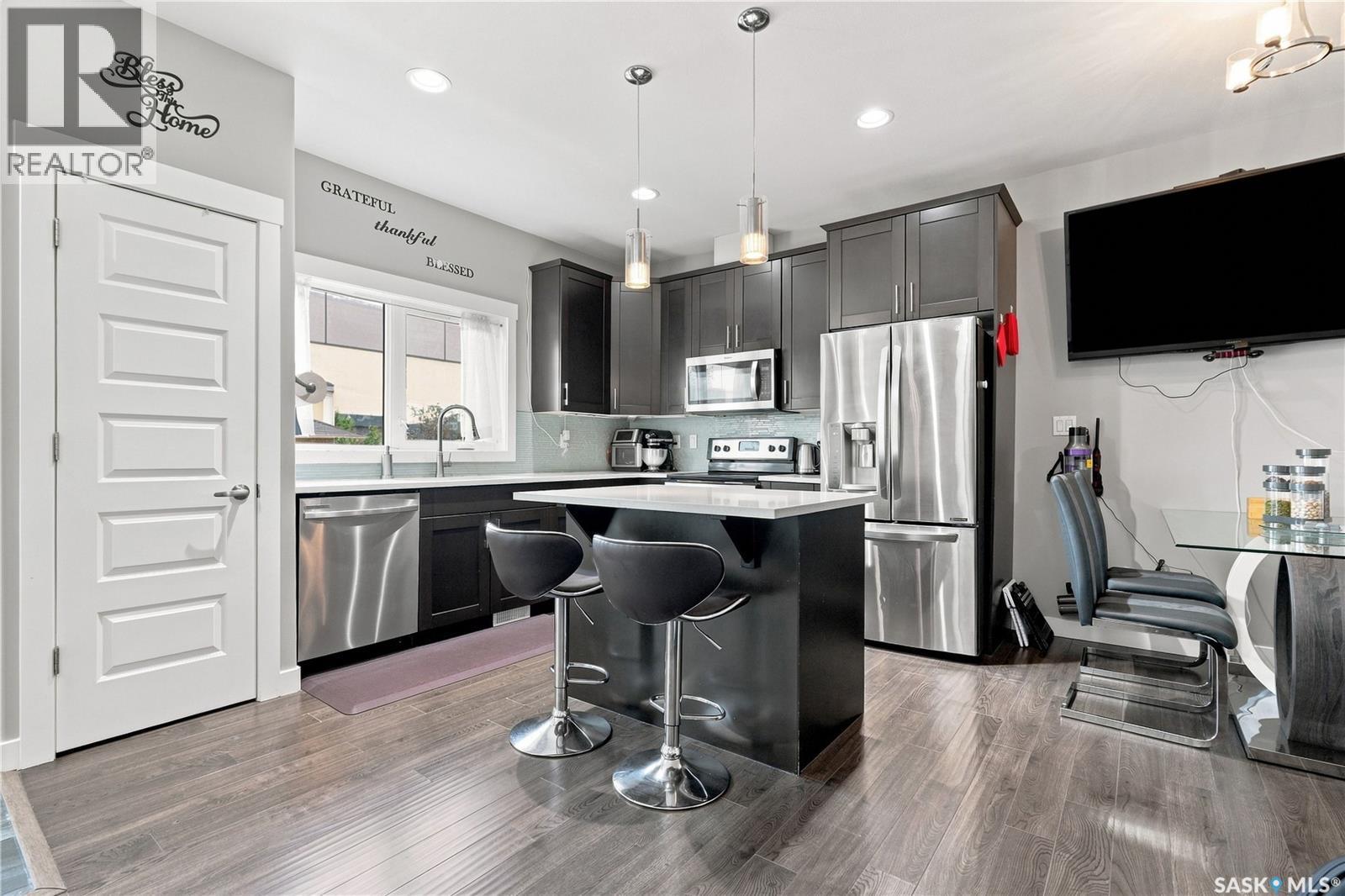 516 Kloppenburg Crescent, Saskatoon, SK - Indoor Photo Showing Kitchen With Upgraded Kitchen