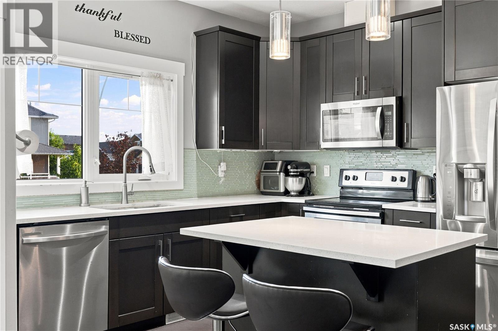 516 Kloppenburg Crescent, Saskatoon, SK - Indoor Photo Showing Kitchen With Upgraded Kitchen