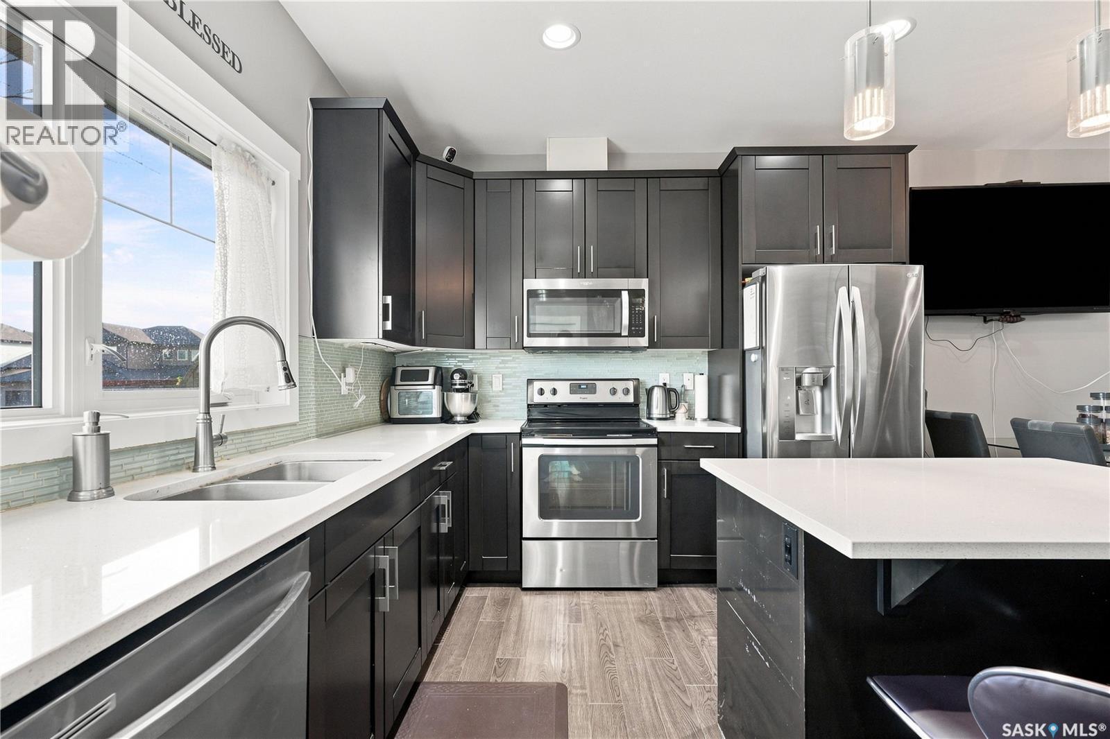 516 Kloppenburg Crescent, Saskatoon, SK - Indoor Photo Showing Kitchen With Double Sink With Upgraded Kitchen