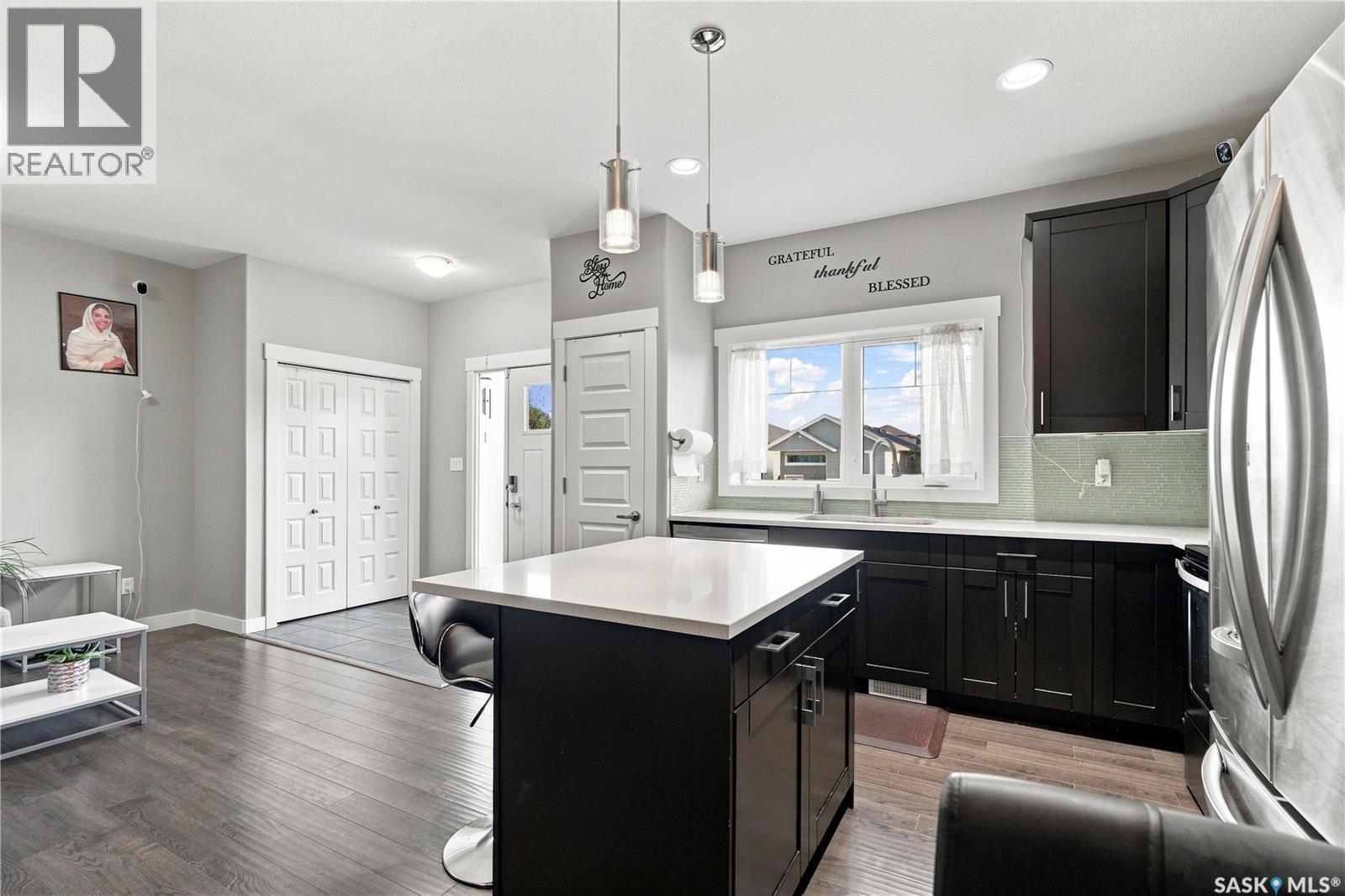 516 Kloppenburg Crescent, Saskatoon, SK - Indoor Photo Showing Kitchen With Upgraded Kitchen