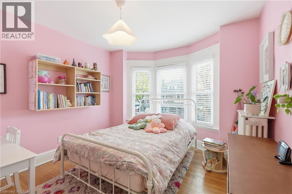 37 Connaught Avenue S, Hamilton, ON - Indoor Photo Showing Bedroom
