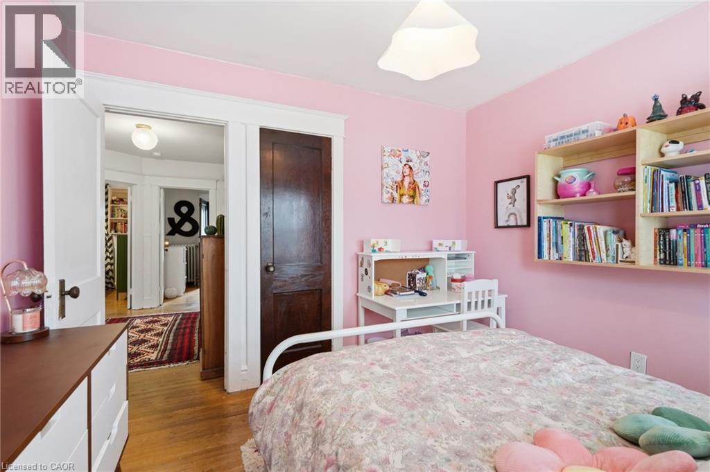 37 Connaught Avenue S, Hamilton, ON - Indoor Photo Showing Bedroom