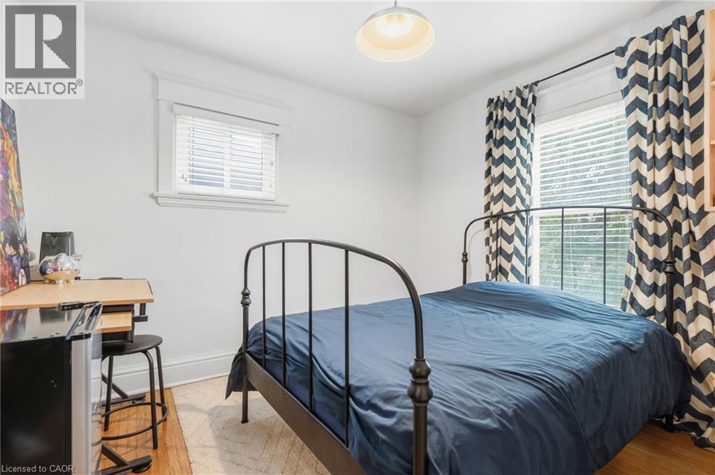 37 Connaught Avenue S, Hamilton, ON - Indoor Photo Showing Bedroom