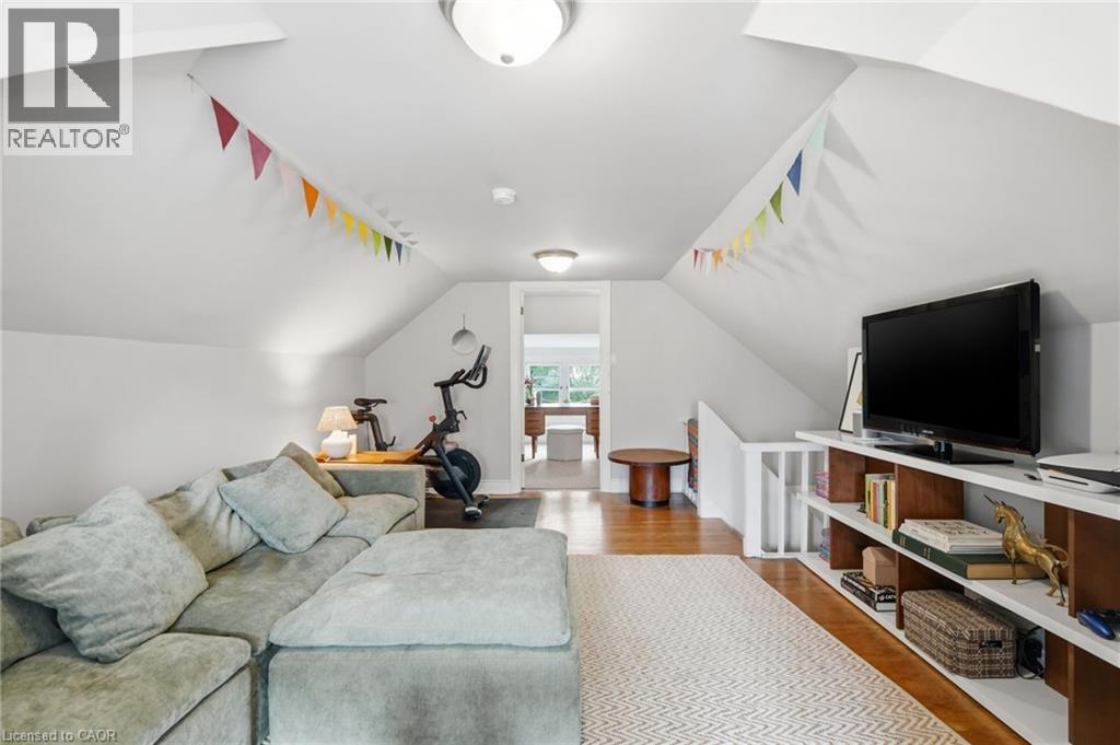 37 Connaught Avenue S, Hamilton, ON - Indoor Photo Showing Living Room