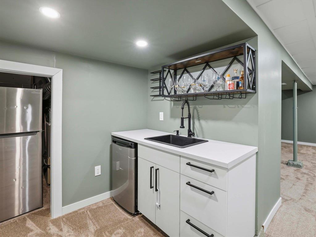 Wet Bar - 627 Dallenlea Avenue, Winnipeg, MB - Indoor