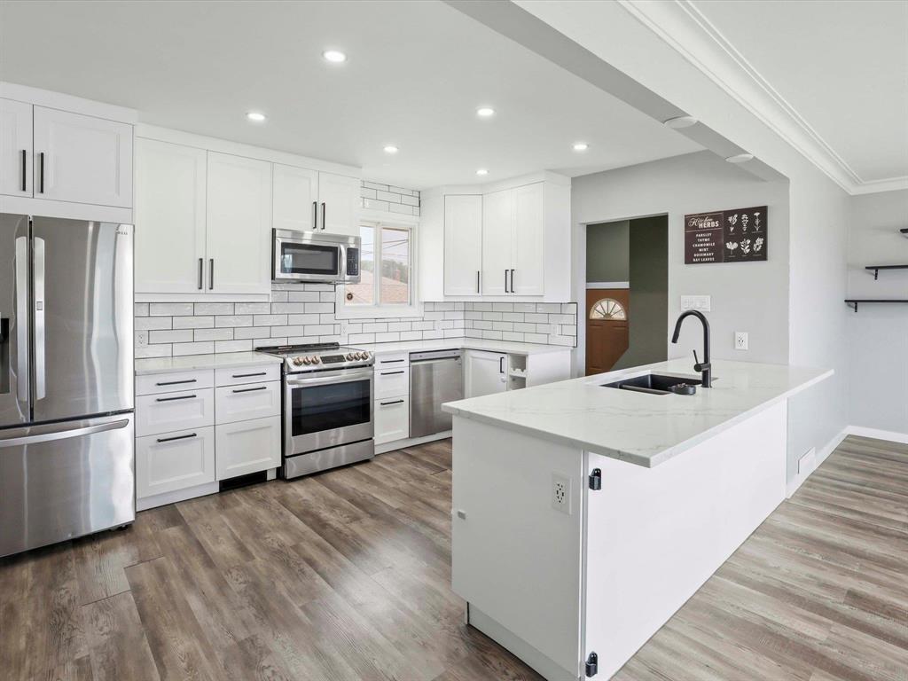 Beautiful Quartz Countertops - 627 Dallenlea Avenue, Winnipeg, MB - Indoor Photo Showing Kitchen With Upgraded Kitchen