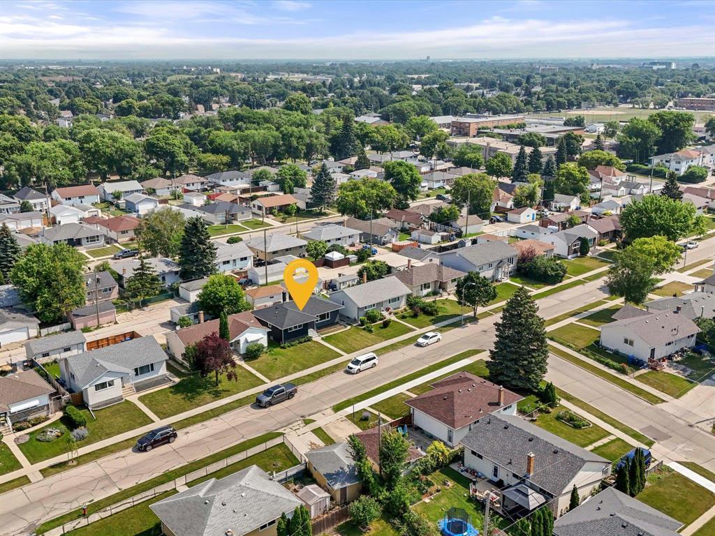 627 Dallenlea Avenue, Winnipeg, MB - Outdoor With View