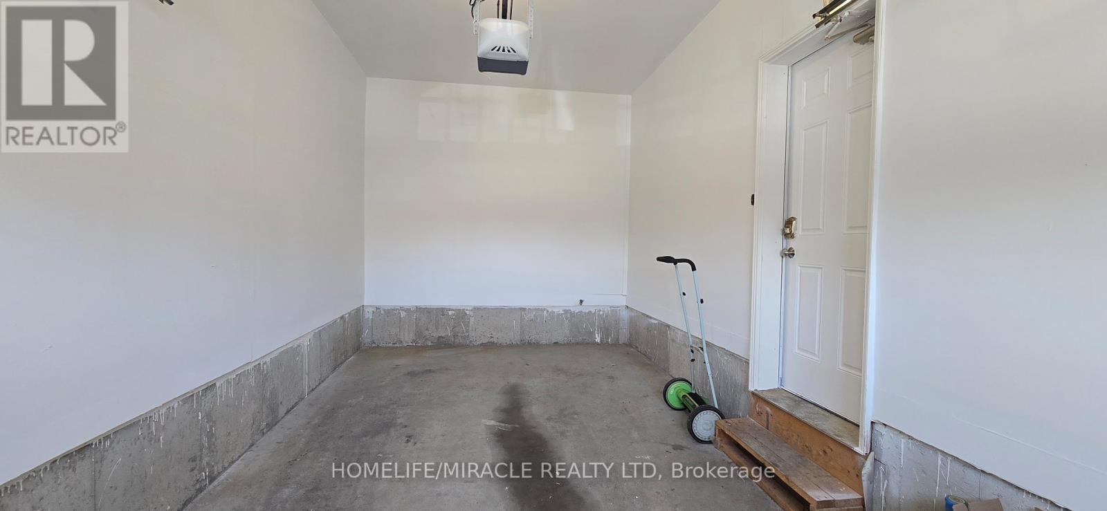 25 Phyllis Drive, Caledon, ON - Indoor Photo Showing Other Room