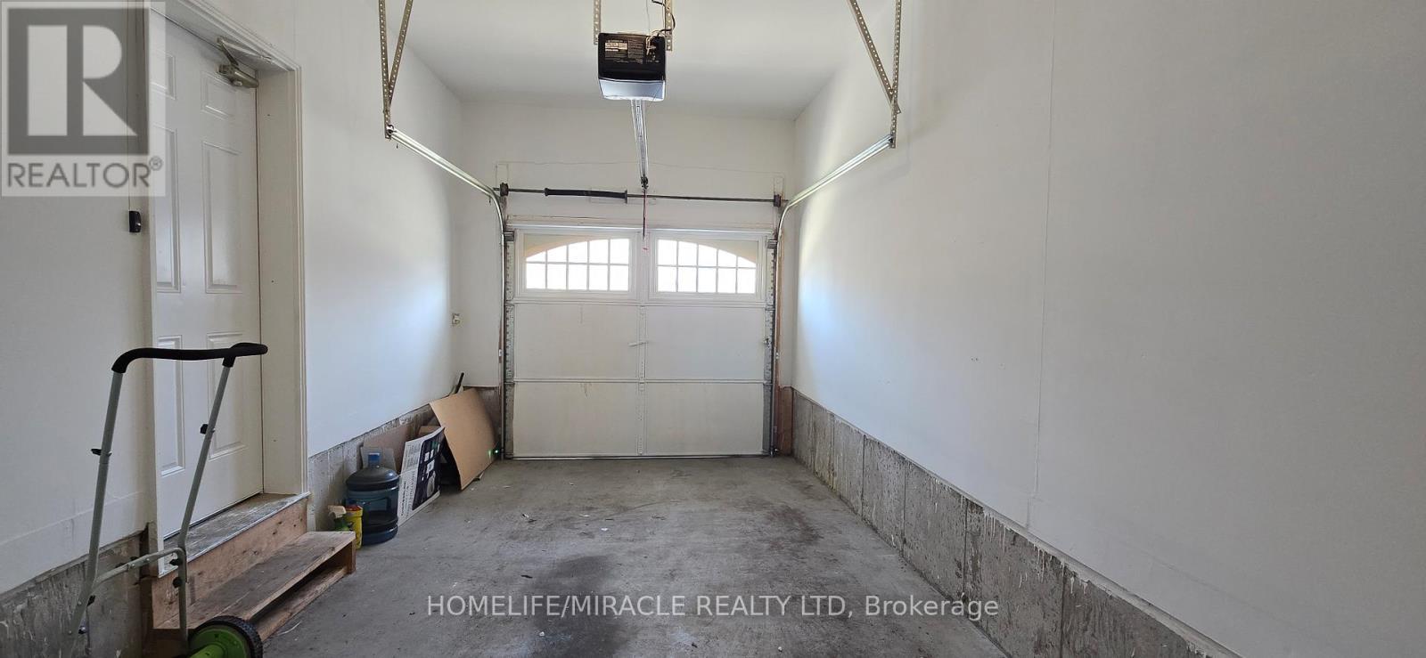 25 Phyllis Drive, Caledon, ON - Indoor Photo Showing Garage