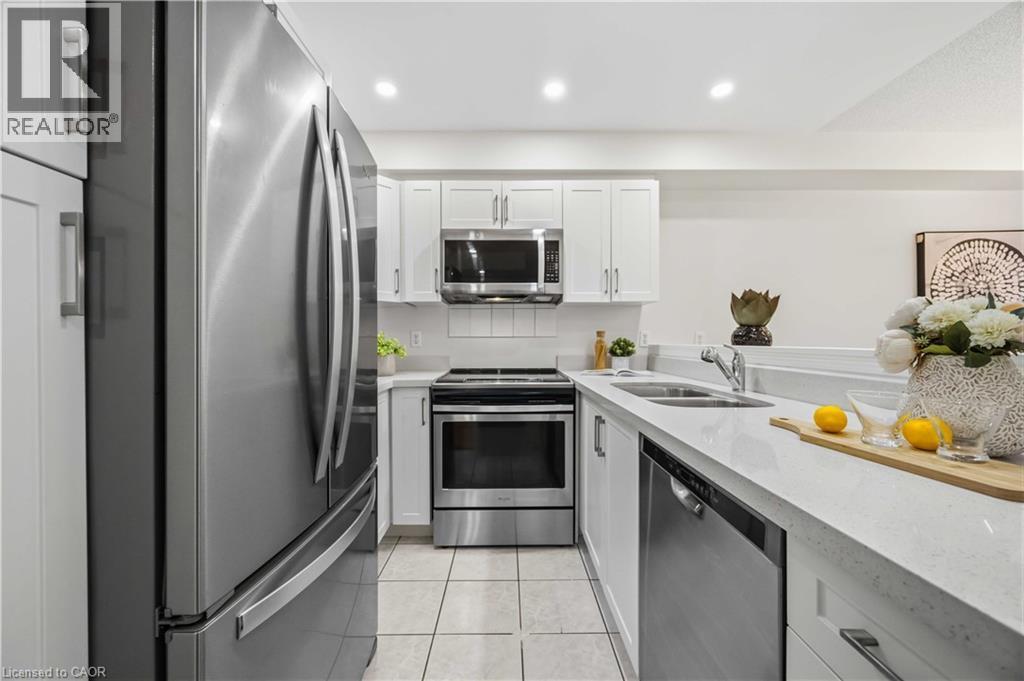 137 Stokely Crescent, Whitby, ON - Indoor Photo Showing Kitchen With Double Sink With Upgraded Kitchen
