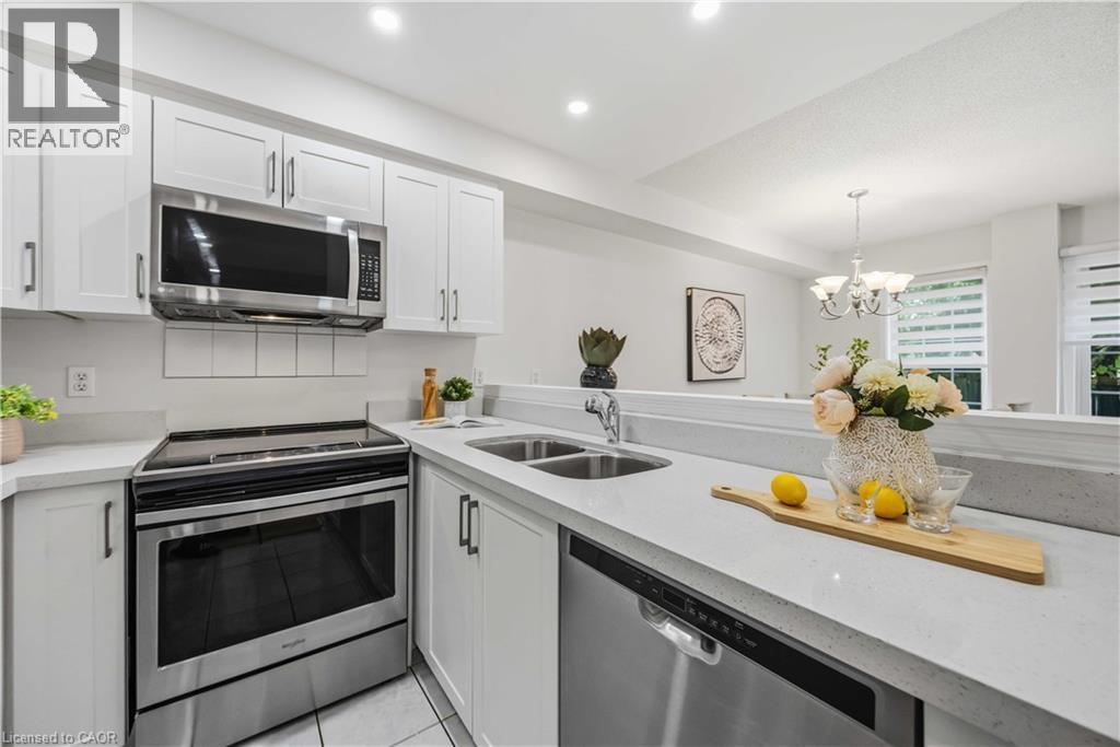 137 Stokely Crescent, Whitby, ON - Indoor Photo Showing Kitchen With Double Sink With Upgraded Kitchen