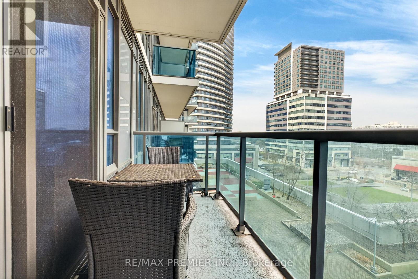 608 - 7167 Yonge Street, Markham, ON - Outdoor