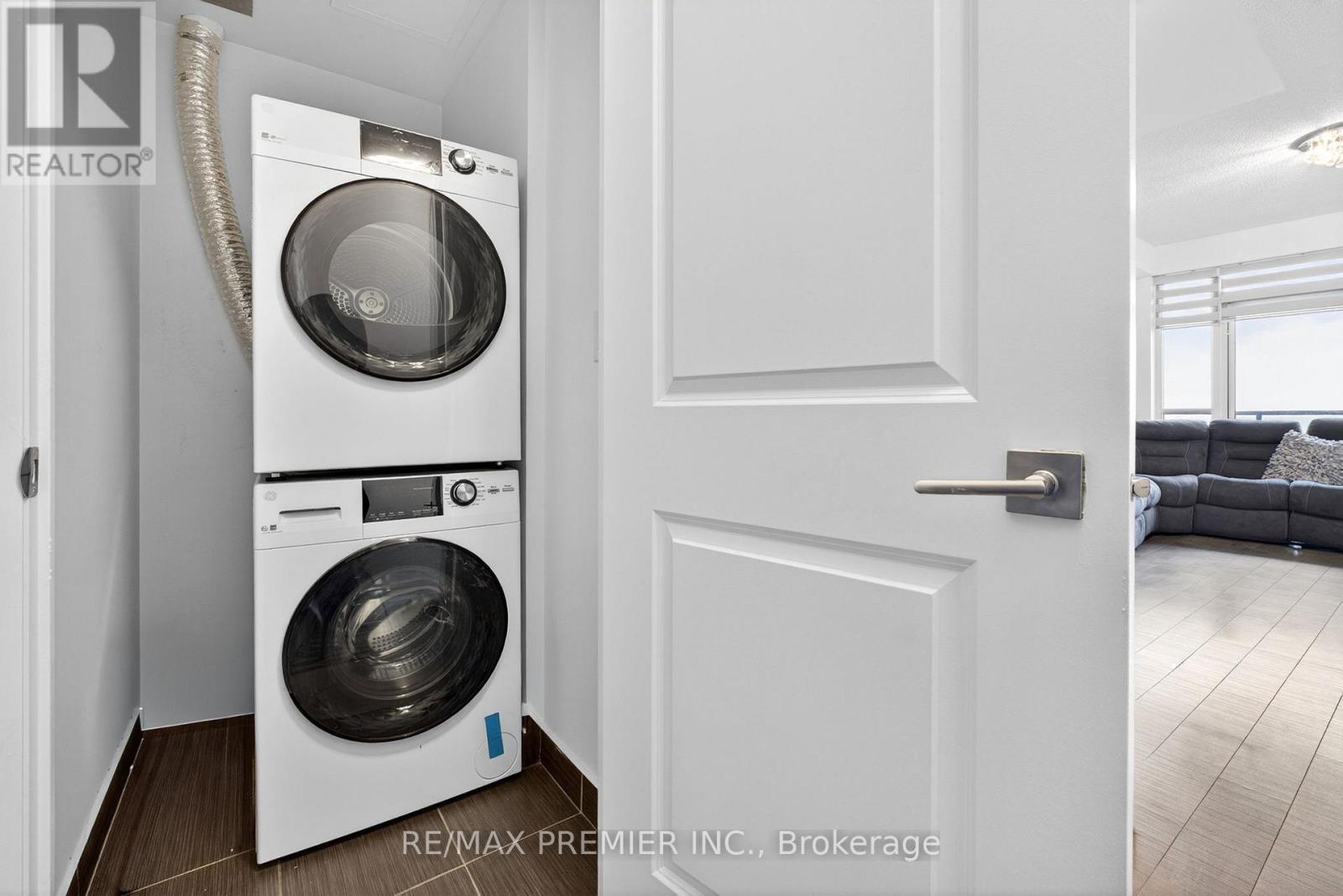 608 - 7167 Yonge Street, Markham, ON - Indoor Photo Showing Laundry Room