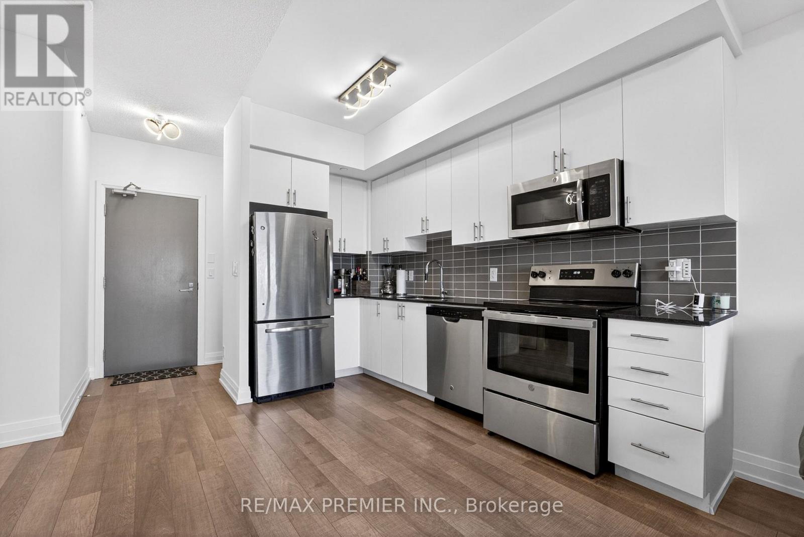 608 - 7167 Yonge Street, Markham, ON - Indoor Photo Showing Kitchen