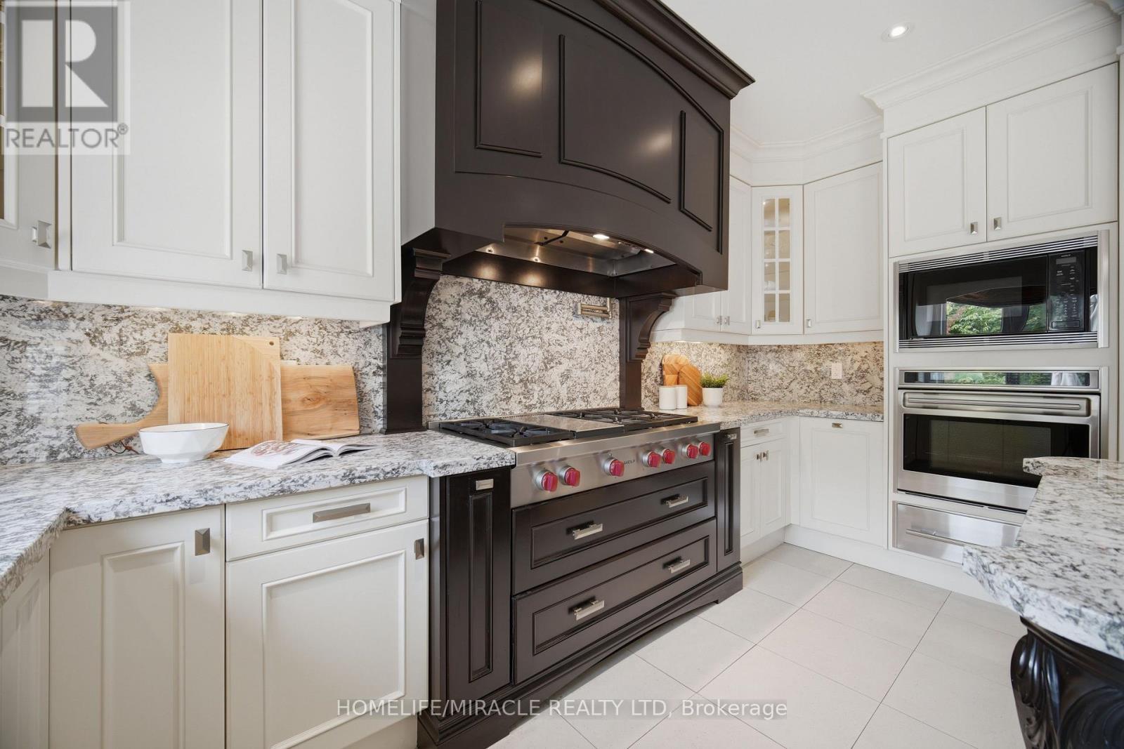 2152 Manor Hill Drive, Mississauga, ON - Indoor Photo Showing Kitchen With Upgraded Kitchen