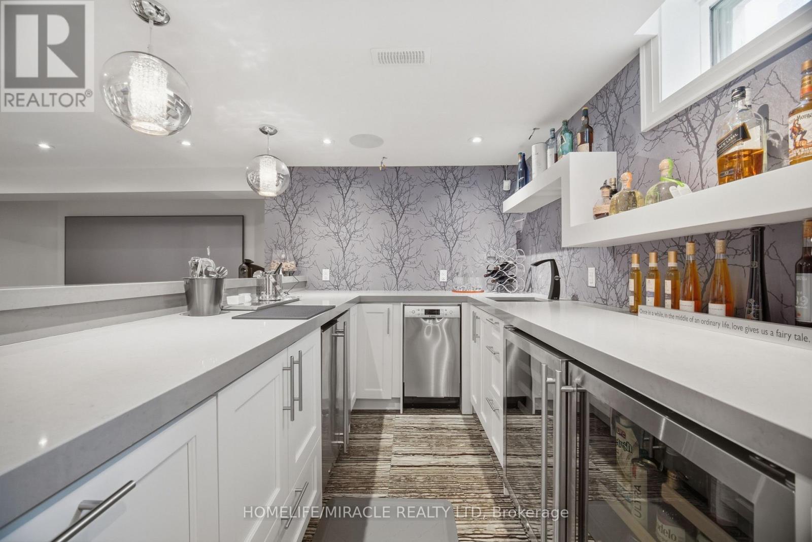 2152 Manor Hill Drive, Mississauga, ON - Indoor Photo Showing Kitchen With Upgraded Kitchen