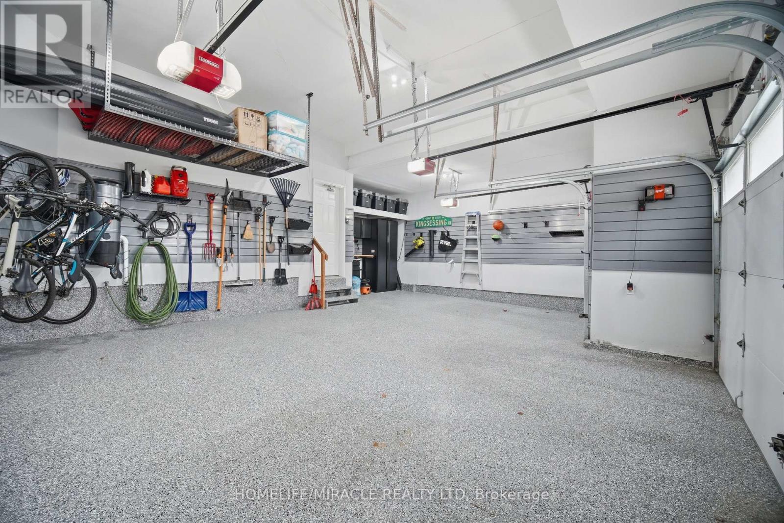 2152 Manor Hill Drive, Mississauga, ON - Indoor Photo Showing Garage