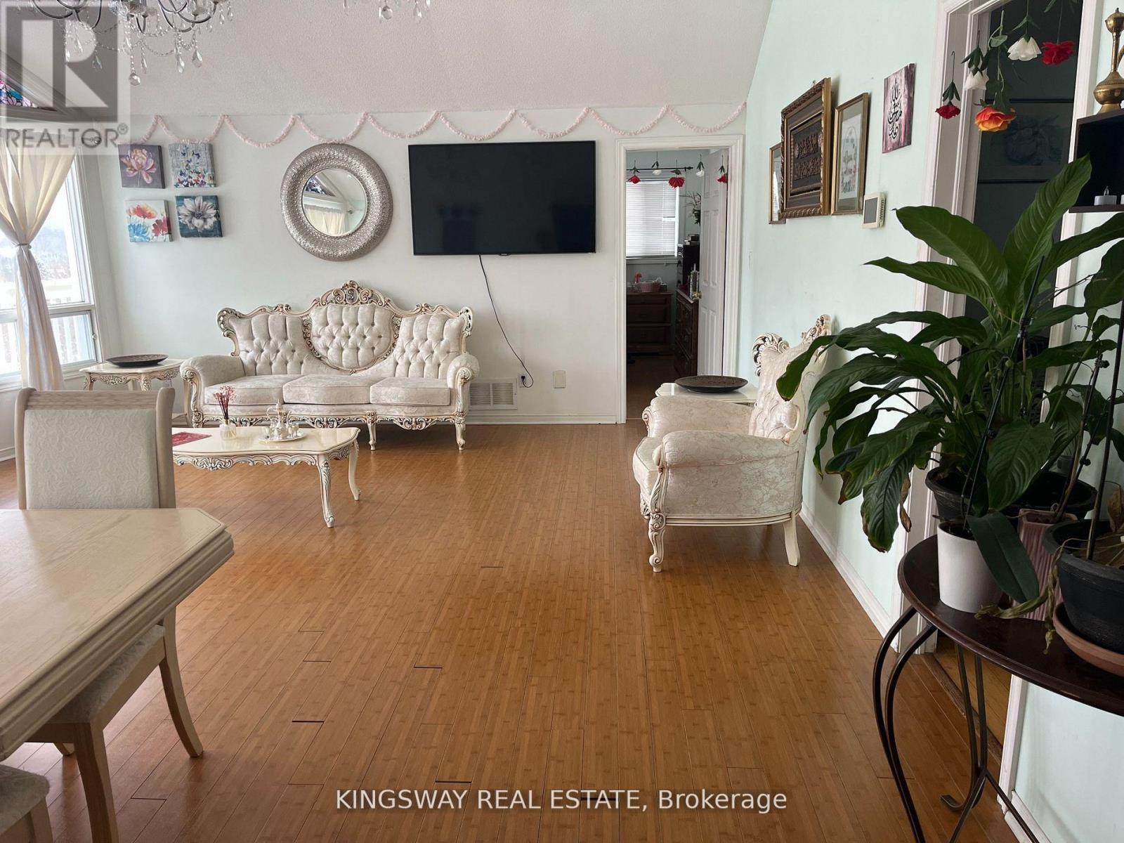30 Mountainview Road, Mulmur, ON - Indoor Photo Showing Living Room