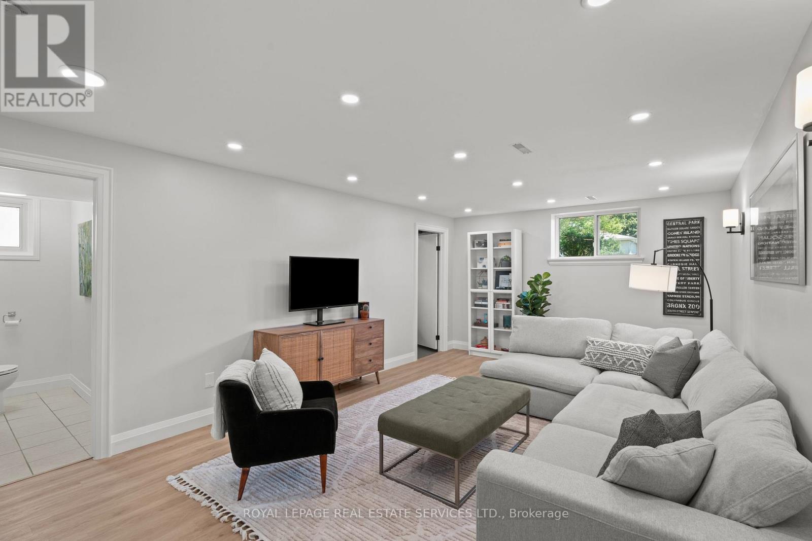 1348 Janina Boulevard, Burlington, ON - Indoor Photo Showing Living Room