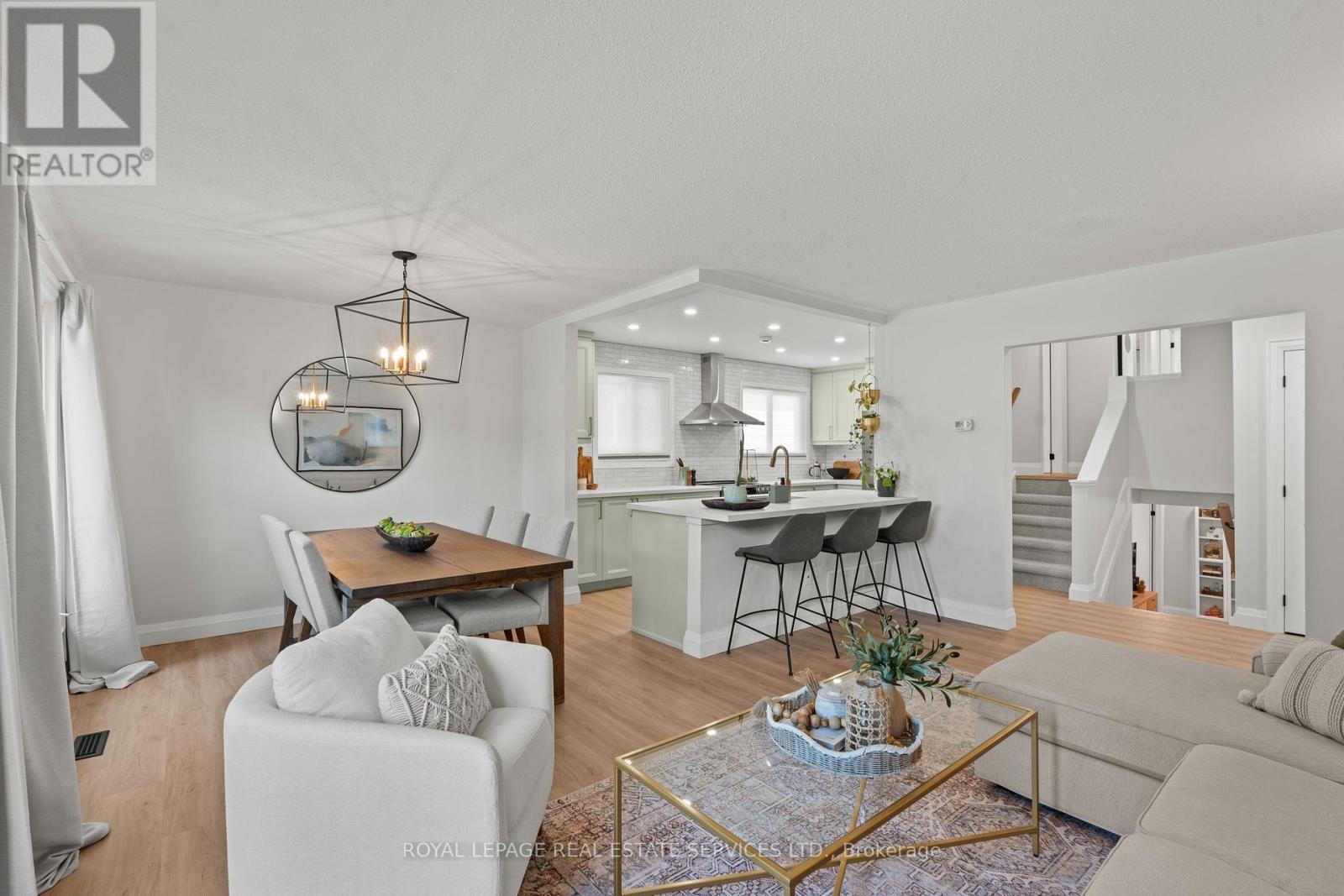 1348 Janina Boulevard, Burlington, ON - Indoor Photo Showing Living Room