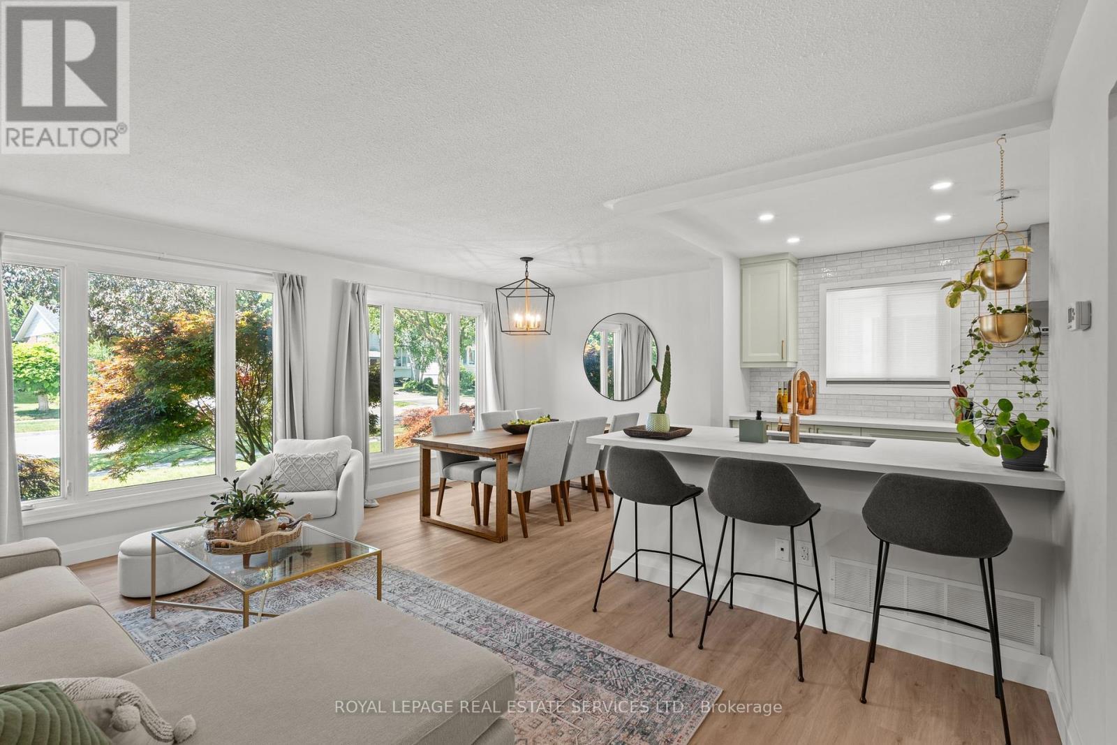 1348 Janina Boulevard, Burlington, ON - Indoor Photo Showing Living Room