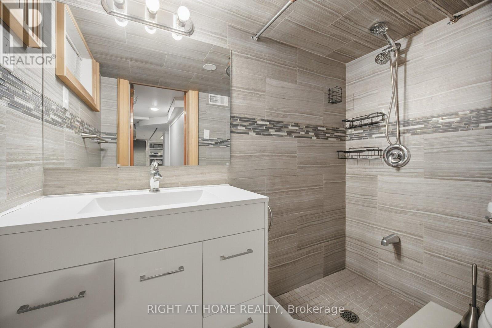 20 Rockwell Avenue, Toronto, ON - Indoor Photo Showing Bathroom