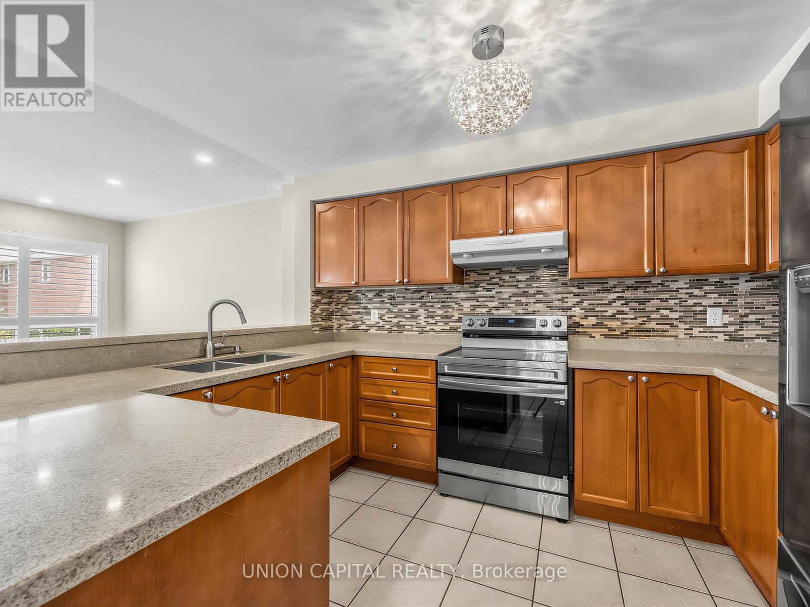 3186 Cabano Crescent, Mississauga, ON - Indoor Photo Showing Kitchen With Double Sink