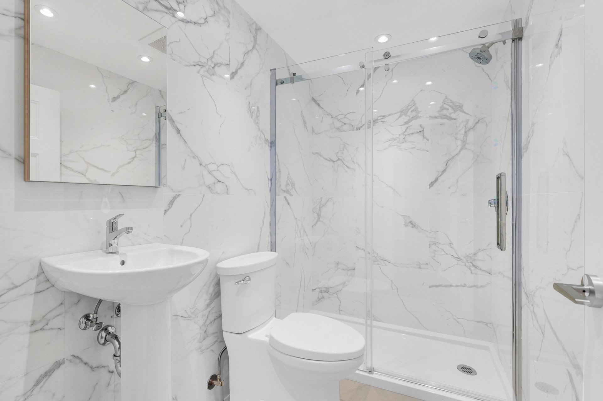 Bathroom - 2-4655 Av. Madison, Montréal (Côte-Des-Neiges/Notre-Dame-De-Grâce), QC - Indoor Photo Showing Bathroom